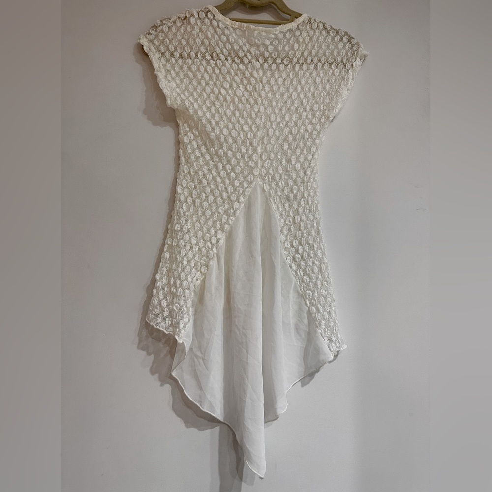 Beautiful light top. Perfect for swimsuit cover or over jeans shirt.